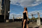 Леся Нікітюк у коротенькій сукні спричинила фурор в Одесі своїми нескінченно довгими ніжками