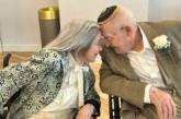 102-річна жінка вийшла заміж за молодшого на два роки коханого у будинку для літніх людей – фото
