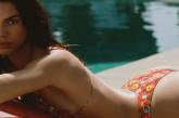 Кендалл Дженнер позувала топлес у душі в пікантній рекламі купальників