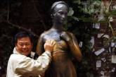 Нещасливі в коханні: туристи протерли дірку у грудях статуї Джульєтти