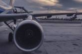 На удачу: пасажир закидав двигун літака монетами (відео)
