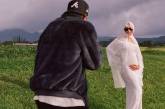 Беременную модель Гейли Бибер заметили на прогулке без мужчины (фото)