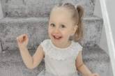 Трирічна дівчинка з рідкісним захворюванням не може припинити їсти стіни, диван і скло