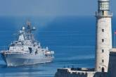 Пассажир круизного лайнера сфотографировал российские военные корабли, следующие на Кубу.