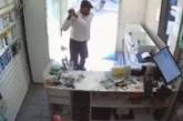 Клієнт розгромив магазин мобільних телефонів кувалдою через рахунок за ремонт у 1200 грн – відео