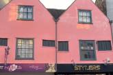 Чоловік пофарбував будинок у рожевий колір й тепер ризикує опинитися у в'язниці (фото