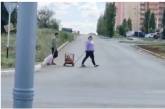 В российском Оренбурге родители выгуливали ребенка в клетке на колесиках