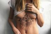 Татуировки под женской грудью. ФОТО