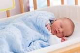 Медики рассказали, почему малышам нужно спать подальше от родителей