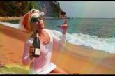 Травести-дива Монро наслаждалась шампанским на шикарном пляже. ФОТО