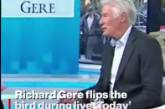 Ричард Гир показал средний палец ведущей: конфуз попал в прямой эфир.