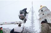 У Києві почали встановлювати головну святкову ялинку країни (фото, відео)