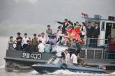 Свадебный круиз по реке в Северной Корее. ФОТО
