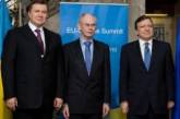 На Януковича в Брюсселе едва не упал баннер ЕС