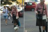 В Харькове видели бабушку, выгуливающую утку на поводке. ФОТО