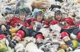 В Канаде хоккеистов забросали тысячами мягких игрушек