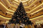 Арабский отель пожалел о рождественской елке за 11 миллионов долларов
