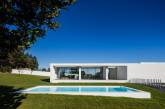 Современный двухэтажный дом в Португалии. ФОТО