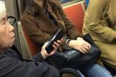 Недовольная Кэти Холмс едет в метро Нью-Йорка