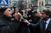 Ющенко накричал на прохожего под Генпрокуратурой