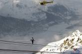 Швейцарец прошелся по проводу на высоте трех километров
