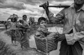 Народ рохинджа бежит из Мьянмы в Бангладеш. ФОТО