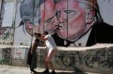 Брежнев отдыхает: на граффити Трамп и Нетаньяху слились в жарком поцелуе. ФОТО