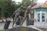 В Екатеринбурге появился трехметровый памятник челнокам