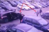 Кадры резонансного разбойного нападения на мужчину в Киеве. Видео