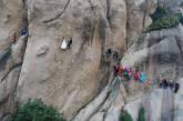 Китайские новобрачные сыграли свадьбу на отвесе скалы. ФОТО