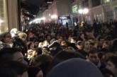 В центре Москвы тысячи россиян устроили очередь за бесплатными кроссовками