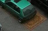Фотокурьез: В минском дворе водитель паркуется на ковре