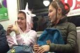 Сеть насмешили фото "стильных" пассажиров метро. ФОТО