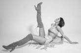 Алина Астровская похвалилась длинными ногами в модных сапогах. ФОТО