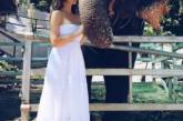 Анна Седокова, надев платье невесты, обнималась со слоном. ФОТО