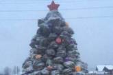 Смех до слез: в России новогоднюю елку слепили из навоза. ФОТО