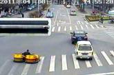 Китаец выехал на автодорогу на двух аттракционных электромобилях