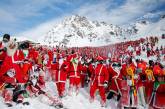 Более 2600 Санта-Клаусов открыли горнолыжный сезон в Альпах. ФОТО