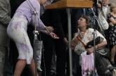 Жительница Боярки на коленях просила у Юлии Тимошенко денег(фото)