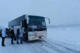 28 женщин 10 часов толкали заглохший автобус. Никто не остановился!