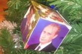Вместо Снегурочки: в России елку украсили портретом Путина. ФОТО