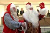 Дед Мороз и Йоулупукки поздравили друг друга с Новым годом на границе