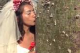 Пока смерть не разлучит нас: В столице Перу женщины устроили массовую свадьбу с деревом. ФОТО