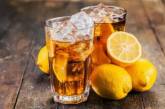 Медики объяснили, почему запивать еду холодными напитками вредно для здоровья