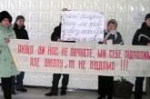 Матери, которая судится с властью против закрытия школы в Донецке, угрожали выколоть глаза и отрезать язык