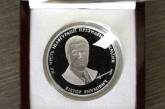 Янукович подарил иностранным журналистам монеты со своим изображением