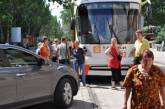 В Донецке пассажиры трамвая самостоятельно убрали авто, припаркованное на путях