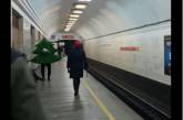 Пассажирам киевского метро поднял настроение "человек-елка". ФОТО
