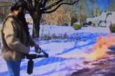 Смешно до слез: американец необычным способом борется со снегом. ФОТО