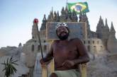 Король пляжа: бразилец 22 года живет в песчаном замке. ФОТО